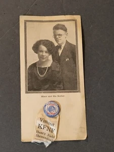 Cinta de botón de visitante publicitario Henry Field Shenandoah Iowa radio KFNF de colección - Imagen 1 de 4