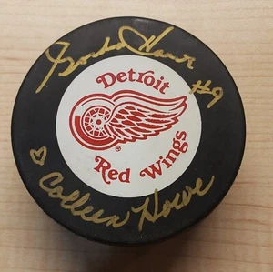 GORDIE UND COLLEEN HOWE - MR. MRS HOCKEY SIGNIERT DETROIT RED WING PUCK - GOLD - Bild 1 von 2