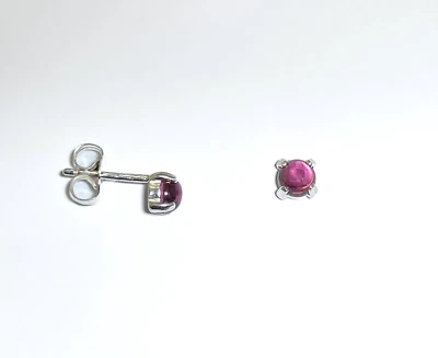 Brincos pequenos de prata esterlina cabochão redondo granada rodolita 4 mm - Imagem 1 de 3