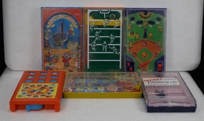 Lote de 4 juegos de bolsillo de mano Tomy y 2 Milton Bradley usados de plástico portátil Foto 1 de 4