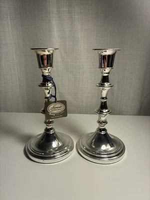 Juego de dos candelabros chapados en plata Leonard Silver Company Foto 1 de 3