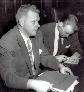 1955 Wire Photo murder trial Burton Abbott Attorney Harold Hove in courtroom - Picture 1 of 2