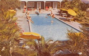Postal Broadlawn Motor Hotel Bathers escena junto a la piscina Corpus Christi, Texas años 60 - Imagen 1 de 2