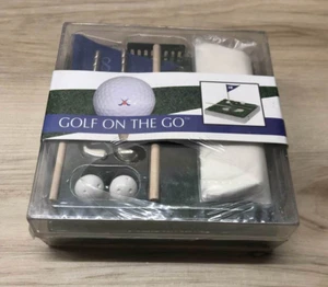 Golf On The Go ~ Set regalo golfista desktop putt mazze verdi giocattolo ~ Nuovo sigillato - Foto 1 di 4