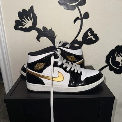 Talla 10 - Jordan 1 Mid SE Patente Negro Dorado Foto 1 de 4