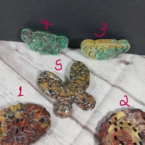 Lote de 5 cuentas de piedra tallada suministros para hacer joyas marrón verde 2" NUEVO abierto - Imagen 1 de 13