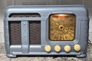 Radio da tavolo AM/FM vintage in bachelite FADA - modello 790, RARA ~ funzionante! - Foto 1 di 21