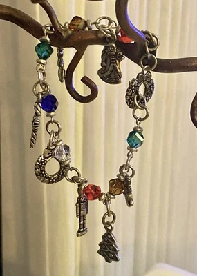 "Pulsera de Navidad con dijes de peltre y cuentas de vidrio multicolor tono plateado 9""" Foto 1 de 4