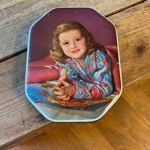 Vintage Small Toffee / Confectionary Tin – Girl with Book – Kitsch & Cute! - Foto 1 di 5