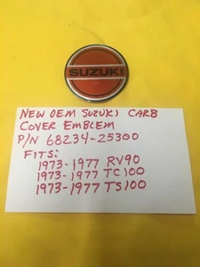 Emblema de cubierta de carbohidratos SUZUKI (68234-25300) RV90/TS100/C100. AHRMA - Imagen 1 de 1