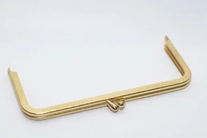Taschenrahmen / Taschenbügel mit Verzierung, 135 x 55 mm, Gold, aus 80er Jahre - Picture 1 of 9