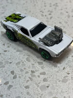 Hot Wheels Rodger Dodger 1970 coche Raptor blanco y verde paredes negras Foto 1 de 4