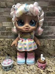 Muñeca Marsha Mello 10" Kindi Kids Snack Time Friends con pastel y cuna para bebé - Imagen 1 de 7