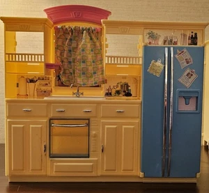 Juego de cocina vintage Barbie Play All Day amarillo + accesorios Mattel 2002 - Imagen 1 de 9