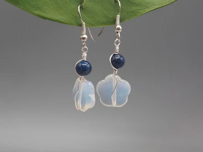 Lapislazuli & Opalit Ohrringe,  blaue Blumen Ohrhänger mit Draht gewickelt - Bild 1 von 4