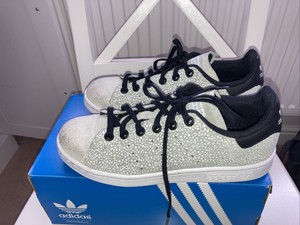 stan smith black laces