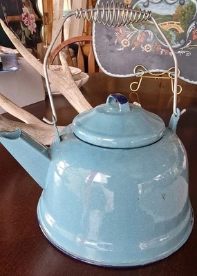 Tetera vintage con mango de metal recubierto de esmalte azul cottagecore Foto 1 de 3