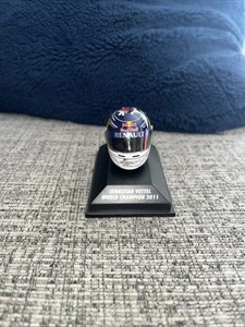 Casco Minichamps Redbull Arai Campione del Mondo 2011 - Sebastian Vettel 1/8 - Foto 1 di 7