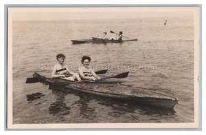Heiligenhafen - Frauen mit Paddelboot - Altes Foto - Picture 1 of 2