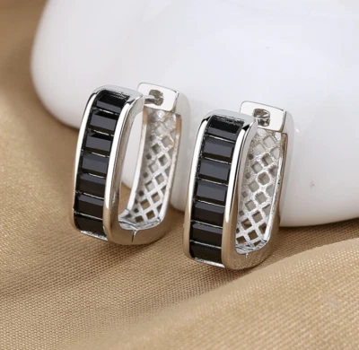 Un par de pendientes huggies baguette ovalados de circonita cúbica cuadrados enchapados en oro blanco PE3 para mujer Foto 1 de 4