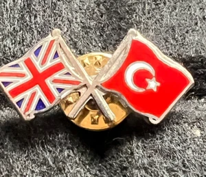 UNITED KINGDOM & TURKEY FLAGS FRIENDSHIP PIN BADGE - Picture 1 of 3