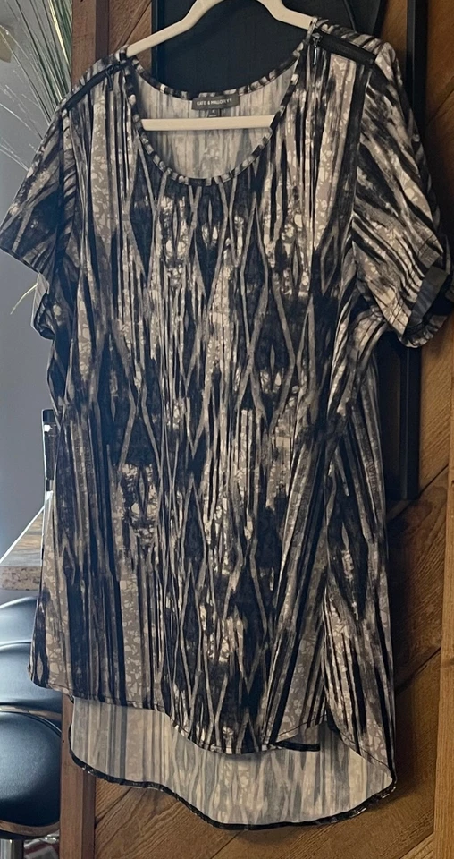 KATE & MALLORY WOMEN'S BLOUSE. SIZE: 1X. SHORT SLEEVE. SCOOP-NECK. GEOMETRIC - Image 1 of 4