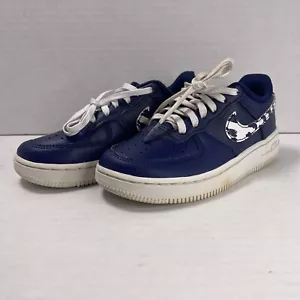 Scarpe Nike bambino taglia 12C Air Force 1 LV8 blu bianco vuoto scarpe pelle mimetica AF1 - Foto 1 di 11