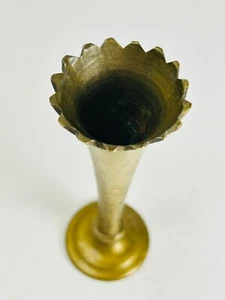 Vintage schwere Messing geätzte Trompete kleine Knospe Vase 5" Kräuselrand geprägt China - Bild 1 von 6
