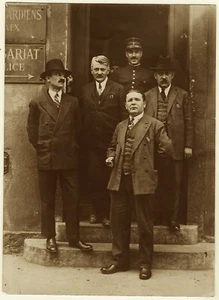 PORTRAIT OF 4 DETECTIVES AND A UNIFORMED OFFICER IN FRONT OF A POLICE STATION - Picture 1 of 3