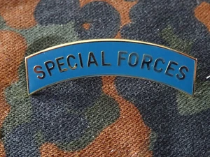 A28-32) Badge US Schriftzug Special Forces - Bild 1 von 2