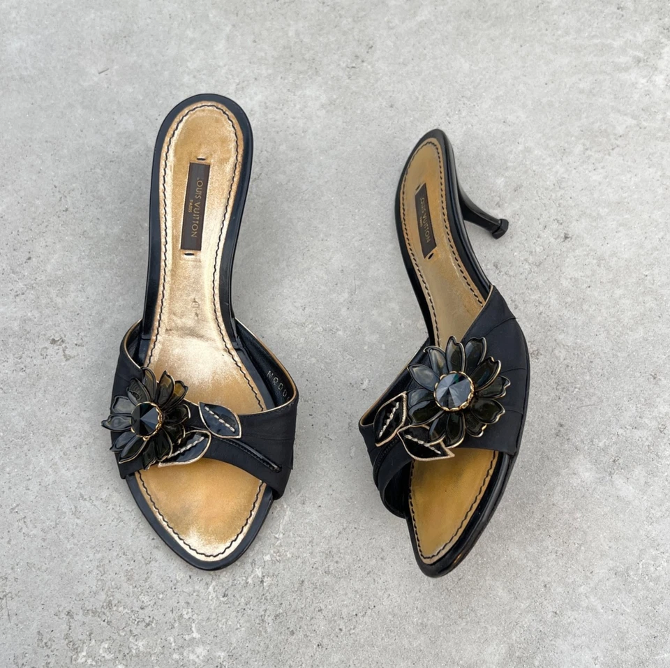 Louis Vuitton | Auténticas mulas vintage de tacón de gatito con gema acrílica flor negra (37) Foto 1 de 4