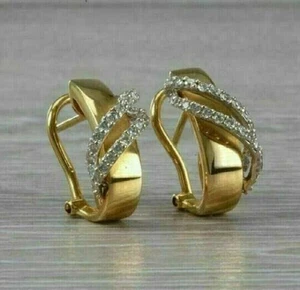 Pendientes Omega de lujo con diamantes simulados de corte redondo de 2 quilates enchapados en oro amarillo de 14 k - Imagen 1 de 9