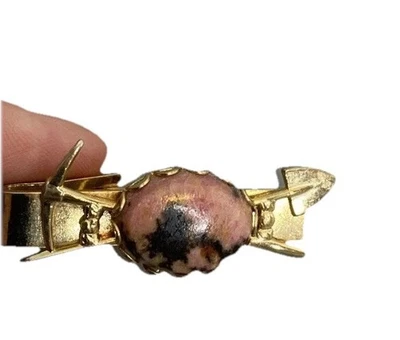Pala y hacha de minería tono dorado de colección de la década de 1950 con rodonita (?) Clip de corbata de piedra Foto 1 de 4