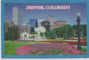 DENVER COLORADO, SKYLINE CIVIC CENTER PARK GÄRTEN VINTAGE POSTKARTE 2W51 VERSCHICKT - Bild 1 von 2