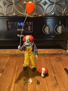NECA RETRO Pennywise Figura 8" Mulinello Vestito Giocattoli 1990 IT Film - Foto 1 di 3