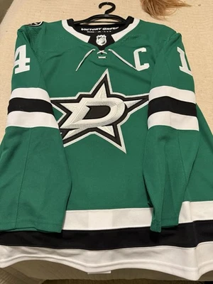 Camiseta verde Dallas Stars Jamie Benn Victory tamanho 50 - Imagem 1 de 4