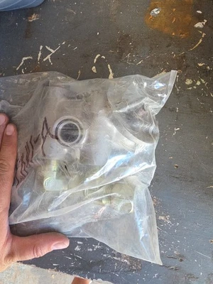 Adaptador de filtro de aceite de motor Ford nuevo fabricante original raro E7te-6884-ja Foto 1 de 4