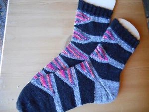 Handarbeit Strümpfe Socken Größe 38 - 39 Schwarz Grau Bunt Verkürzte Reihen - Bild 1 von 3