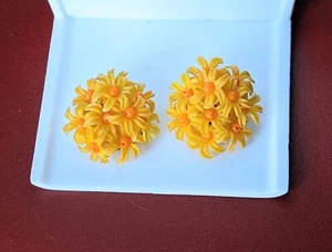 Vintage Gold Tone YELLOW ORANGE Plastic DAISY Flower Hong Kong Clip Earrings - Picture 1 of 12