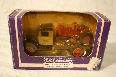 Camión Hawkeye 1931 Ertl Collectibles con tractor agrícola Foto 1 de 3