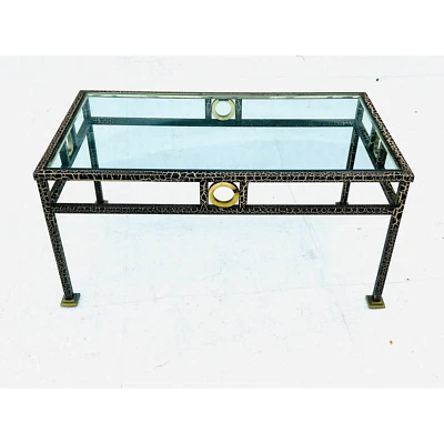 Mesa de centro vintage Hollywood Regency estilo hierro y latón con tapa de vidrio Foto 1 de 4