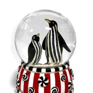 Brandneu Mackenzie Childs Schachmatt Pinguin Schneekugel/Spieluhr 4,25" breit, 6. - Bild 1 von 5