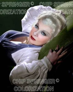 MAE WEST AUF CHAISELONGUE SEXY 8 X 10 SCHÖNES FARBFOTO VON CHIP SPRINGER - Bild 1 von 1