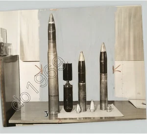 Exhibición de proyectiles antiaéreos @ REVANNA, ITALIA VERNÁCULA SEGUNDA GUERRA MUNDIAL 1941 foto de prensa - Imagen 1 de 2