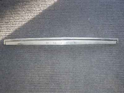 1981 年 1982 年别克富豪中心格栅上模装饰徽章条原始设备制造商通用 — 第 1/4 张图片