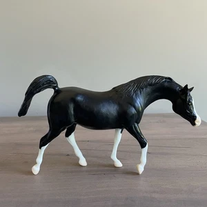BREYER CLASSIC Stallone Arabo Nero #671 Sagr - Foto 1 di 9
