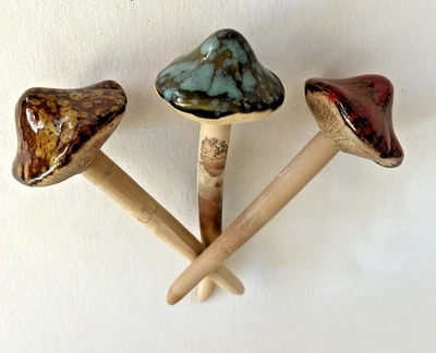 3 керамических гриба растение садовое украшение колье палочка коричневый красный синий 5» высотой - Изображение 1 из 4