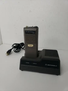 Motorola HT600 VHF radio H43SVU7160BN 438-470 MHz con caricabatterie - Foto 1 di 9