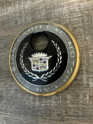 Cadillac SDV 1994-1999 maletero trasero llave agujero cubierta embellecedor emblema dorado PN#25636490 Foto 1 de 3