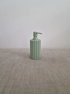 Next Scandi Salbeigrün Gerippter Seifenspender/Handwäsche Pumpflasche Geschenk Neu - Bild 1 von 5